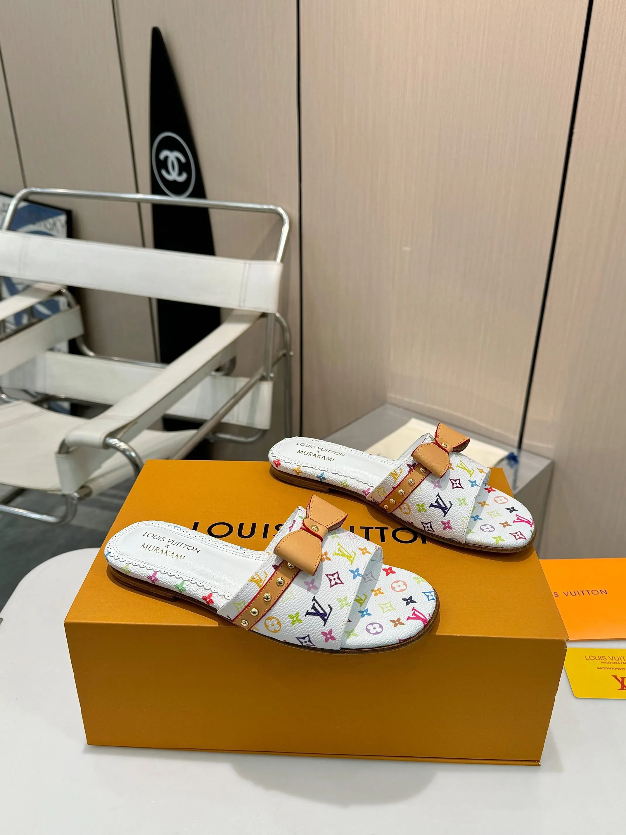 👟👟Ex-factory price 480👟👟 Flat heel top version👠💖Fashion essential LV Louis Vuitton high heels, a new luxury experience ✨Today I recommend a Louis Vuitton beauty to you. It uses high-end genuine leather soles and feels comfortable on the feet. Every step feels like walking on the clouds.  High-end lasting technology, the foot feels incomparable!  💙The perfect combination of brand printed leather and brand hardware buckles creates a unique fashion sparkle, highlighting nobility and luxury!  Classic design, exquisite craftsmanship, and quality in every detail.  Whether it's the casual style of matching or the elegant style of a skirt, it can be easily controlled.  Wear this pair of shoes and become the fashion focus on the street, showing off your elegant taste! 💃 Fabric: Brand printed fabric Lining: Breathable sheepskin Sole: Italian leather sole Size: 35-42 (34/40/41/42 customized)